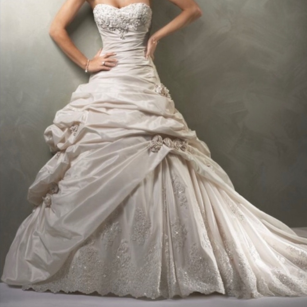 Wedding dress. Maggie Soterro